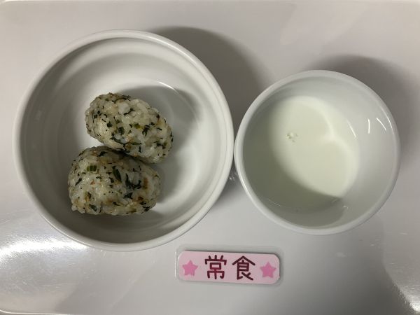 〈常食〉牛乳ほうれん草のおかかおにぎり