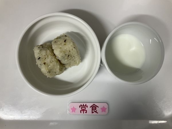 〈完了　常食〉牛乳わかめしらすおにぎり