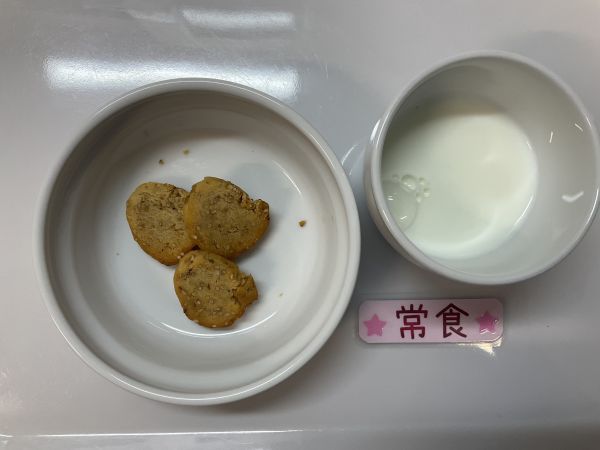 《常食》おやつはごまみそクラッカーです。