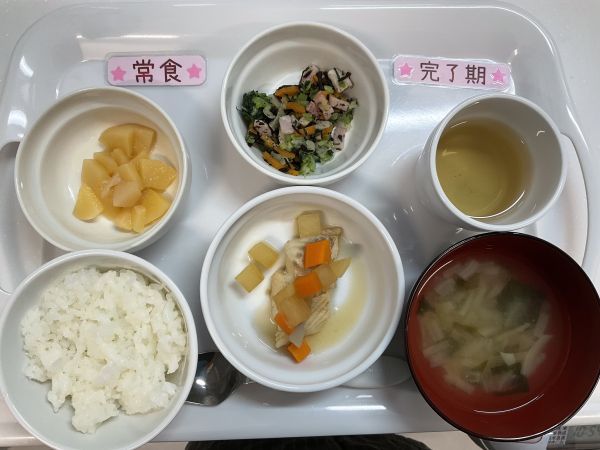 《離乳食完了期》《常食》給食はご飯　かれいと里芋の煮物　ひじきサラダ　味噌汁　桃缶です。