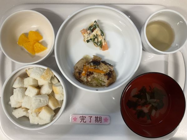〈完了〉米粉パン和風ハンバーグ豆腐の味噌風味サラダわかめスープオレンジ