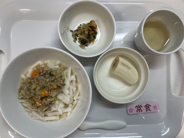 《常食》 給食は広東麺風うどん　切り干し大根とひじきの和え物　バナナです。