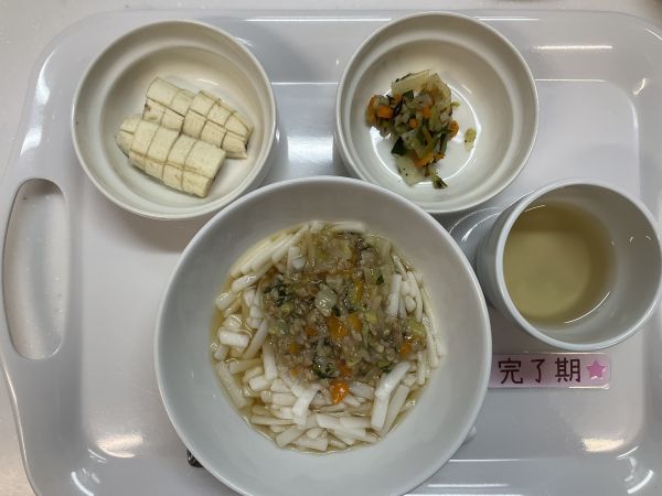 《離乳食完了期》給食は広東麺風うどん　切り干し大根とひじきの和え物　バナナです。