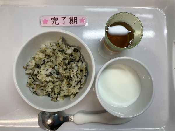 《離乳食完了期】おやつはほうれん草おかかご飯です。