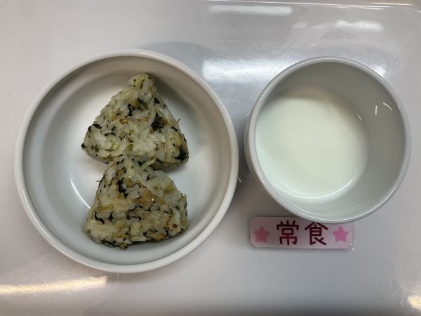《常食》おやつはほうれん草おかかおにぎりです。