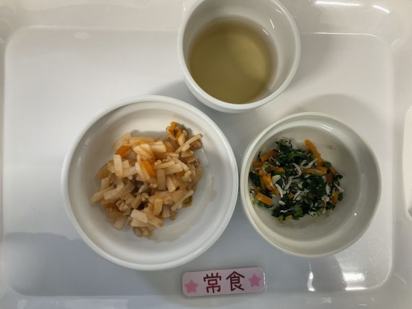 〈常食〉ナポリタンうどんほうれん草としらすの和え物