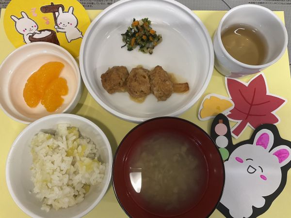 〈常食〉さつま芋ご飯ハンバーグのお団子小松菜のり和え味噌汁みかん