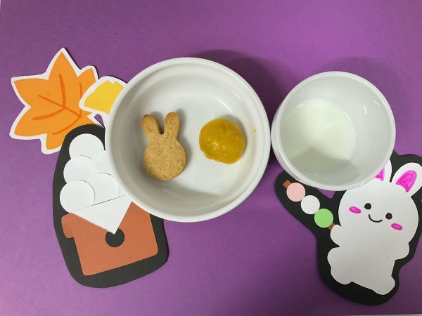 うさぎクッキーとお月見まんじゅうです《常食》