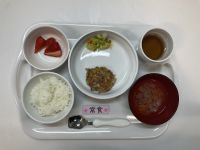 <昼食>ごはん豆腐ハンバーグきのこあんキャベツとコーンのサラダスープいちご