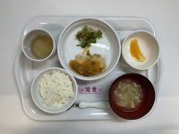 <常食>ごはんかれいの甘酢あんブロッコリーのおかか煮味噌汁オレンジ