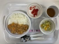 <昼食> ハヤシライスフレンチサラダいちご