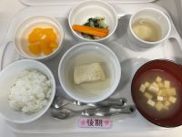 <昼食>ごはんかれいの甘辛だれキャベツとほうれん草の煮びたし味噌汁みかん