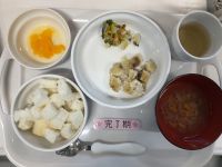 〈完了期〉米粉パンかじきのムニエルトマトソースかぶと人参のサラダスープみかん