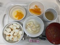 《離乳食後期》給食はカレイ煮です。
