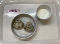 〈常食　完了期〉ほうれん草おかかおにぎり牛乳