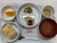 《常食》給食はかじきのムニエルトマトソースです。
