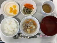 〈後期〉軟飯豚肉団子のケチャップ煮野菜とツナ煮スープオレンジ