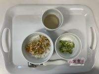 〈常食〉ミートうどんグリーンサラダ