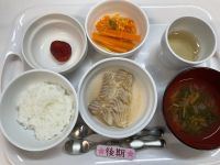 《離乳食後期》給食はカレイのトマト煮です。