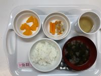 〈後期〉軟飯ツナとじゃが芋煮わかめスープみかん