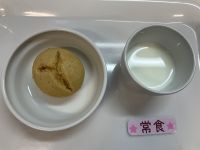 《《常食》おやつは米粉きな粉蒸しパンです。