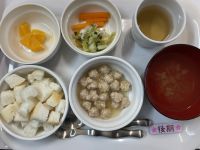 〈後期〉米粉パン鶏団子煮小松菜とキャベツ煮オニオンスープオレンジ