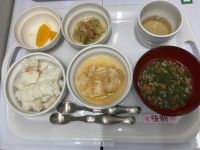 かれいのトマト煮です《後期》畑のほうれん草とキャベツを使用しています。