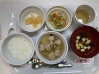 《離乳食後期》給食は軟飯　鶏団子と小松菜煮　キャベツとコーン煮　すまし汁　桃缶です