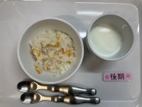 《離乳食後期》おやつは人参軟飯です。
