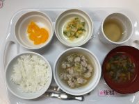 《離乳食後期》給食はご飯　なすと豚団子の味噌煮　いんげんとコーン煮　スープ　みかんです。