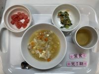 《離乳食完了期常食》給食は　味噌うどん　ブロッコリーの和風サラダ　すいかです。