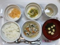 〈後期〉ご飯鶏団子と小松菜煮キャベツとコーン煮すまし汁もも