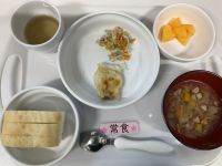 〈常食〉米粉パンかれいの和風ソテーアスパラの甘酢和えスープメロン