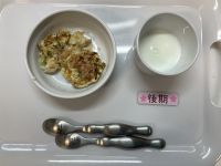 《離乳食後期》おやつは豆腐とキャベツのお好み焼きです。