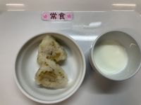 《常食》おやつはアスパラガスとしらすのおにぎりです。