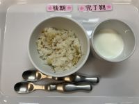 《離乳食後期完了期》おやつはアスパラガスとしらすご飯です。