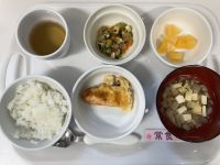 〈常食〉ご飯鮭のしょうゆマヨネーズ焼き小松菜と油揚げの煮物すまし汁もも