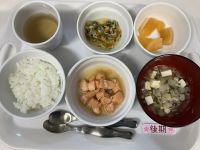 〈後期〉ご飯鮭煮小松菜煮すまし汁もも