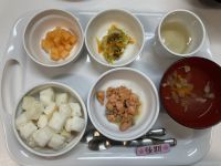 〈後期〉米粉パン鮭の煮つけ人参ラペレタススープメロン
