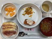 〈常食〉米粉パン鮭のタルタルソースかけ人参ラペレタススープメロン