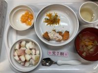 〈完了〉米粉パン鮭のタルタルソースかけ人参ラペレタススープメロン