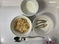 〈常食〉牛乳きな粉バナナ食べる煮干し