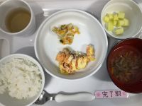 〈完了〉ご飯鮭コーンマヨネーズ焼きフレンチサラダすまし汁メロン