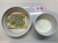 《常食》おやつはじゃこトーストパンです。