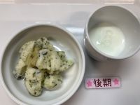 《離乳食後期》おやつは小松菜バナナ蒸しパンです。