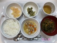 《離乳食後期》給食はご飯　大根と鶏肉の煮物　茄子とズッキーニの味噌炒め　すまし汁　桃缶です。