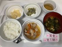 《離乳食完了期 常食》給食はご飯　大根と鶏肉の生姜煮　茄子とズッキーニの味噌炒め　すまし汁　桃缶です。
