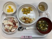 《離乳食完了期》給食は米粉パン　かじきのステーキ　コーンと人参入りアスパラソテー　すまし汁　オレンジです。