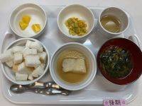 《離乳食後期》給食は米粉パン　かれいの煮付け　コーンと人参入りアスパラ煮　すまし汁　オレンジです。