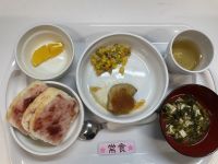 《常食》給食は米粉パン　かじきのステーキ　コーンと人参入りアスパラソテー　すまし汁　オレンジです。